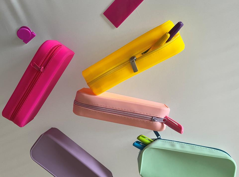  What are the differences between silicone pencil bag and cloth pencil bag